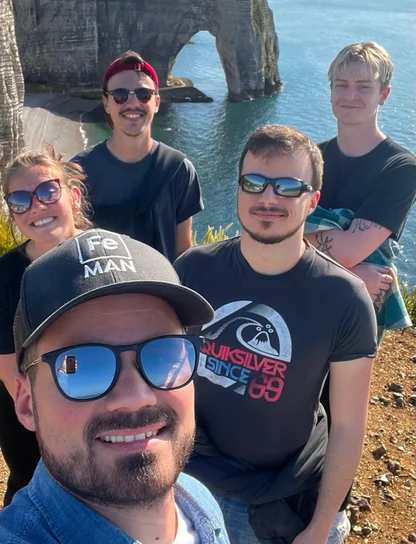 L’équipe Cosmeek en selfie devant les falaises