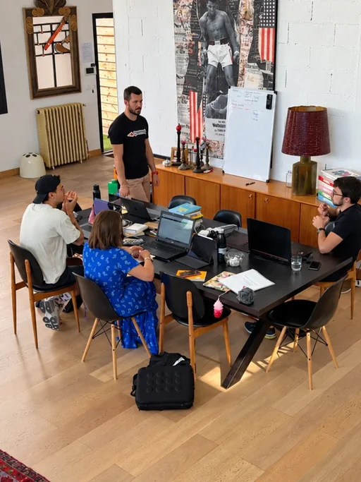 L’équipe Cosmeek en session de travail autour d’une grande table.